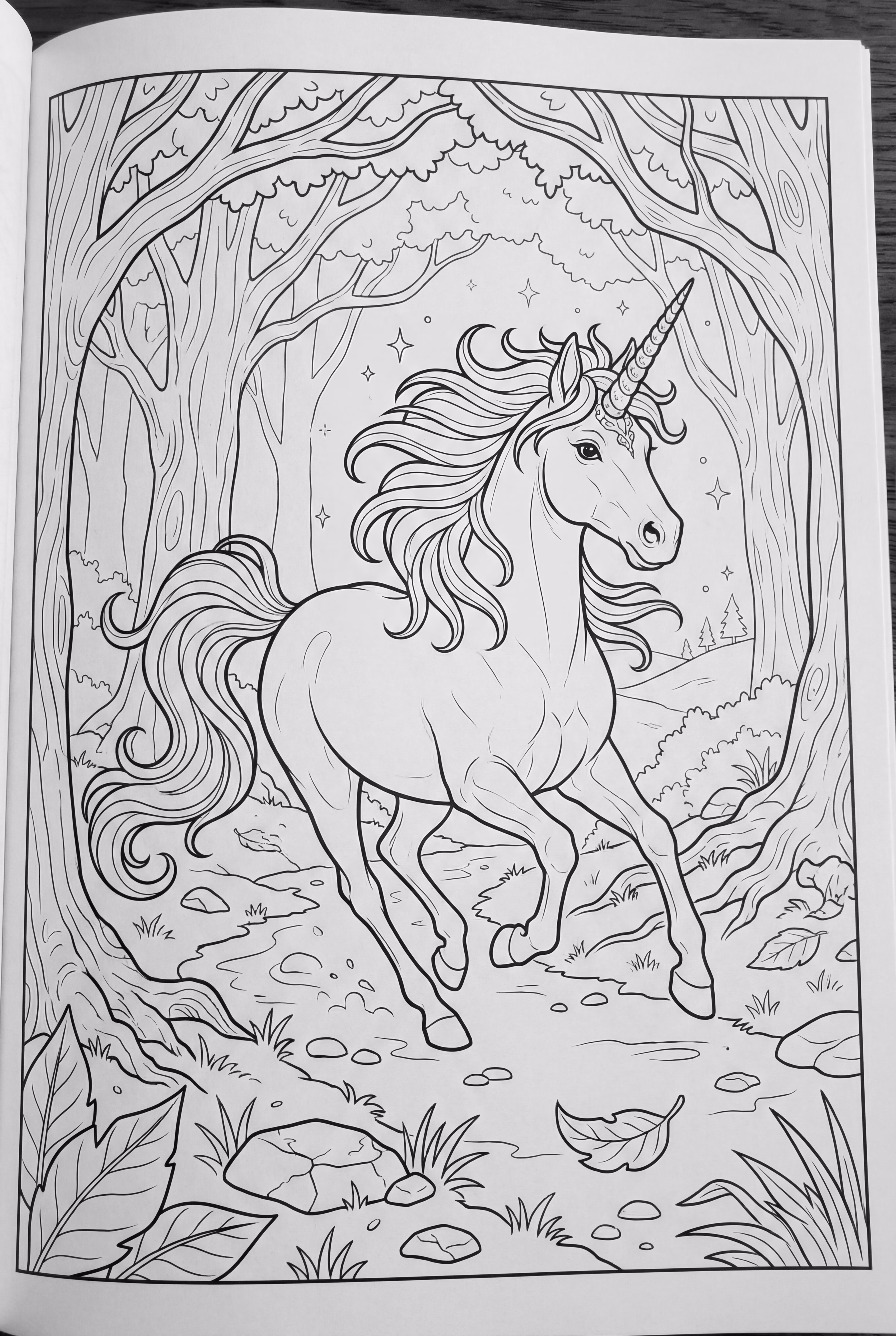 unicórnio realista correndo por uma floresta enevoada